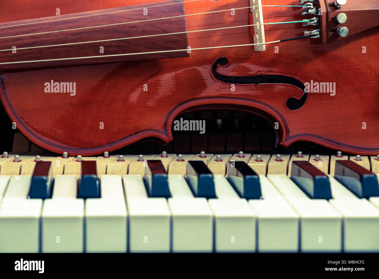 violin on the piano keyboard Stock Photo Alamy