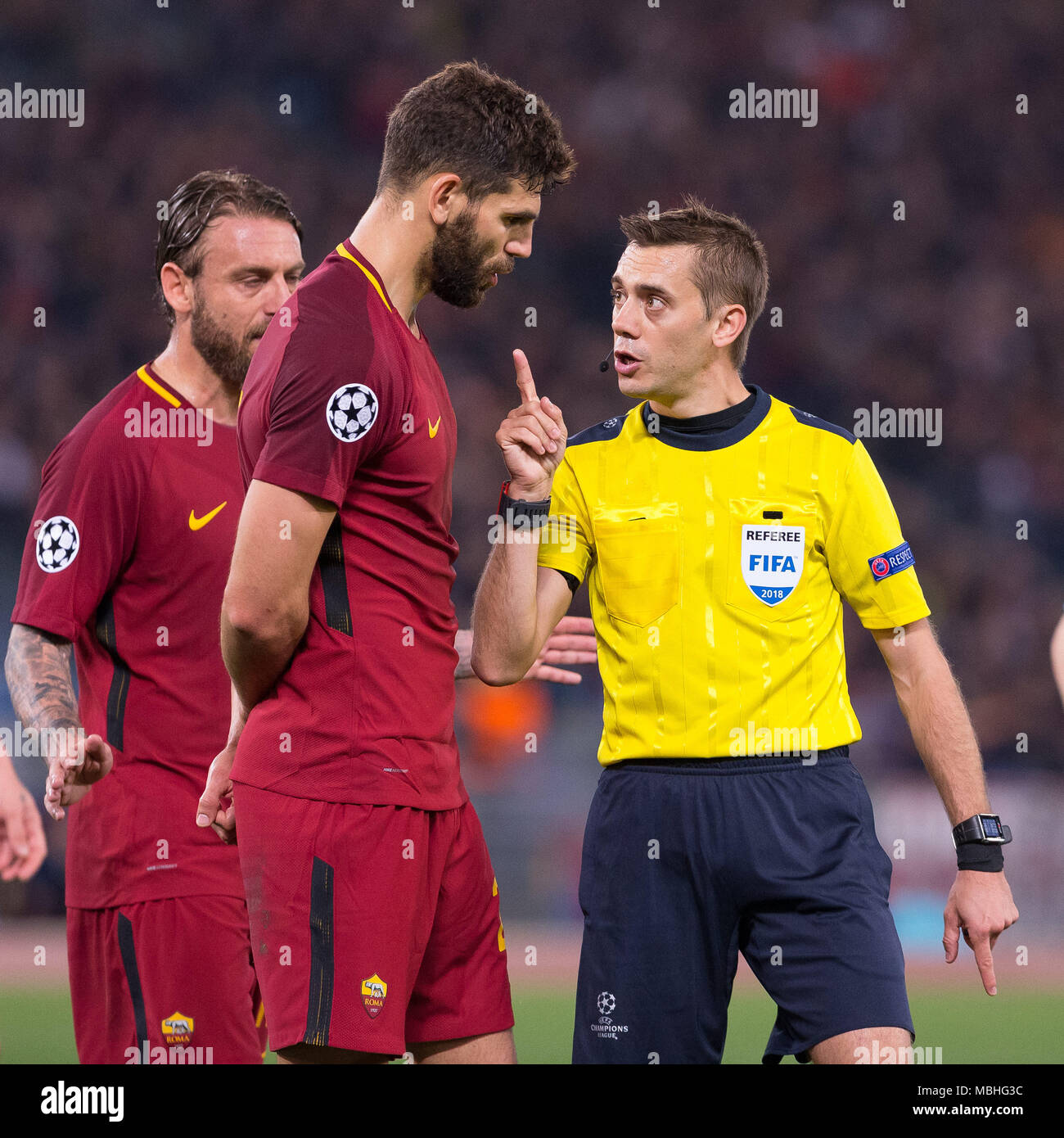 Rome, Italy. 10th Apr, 2018. The referee warns Federico Fazio during the  UEFA Champions League quarter final match between AS Roma and FC Barcelona  at Olympic Stadium. Credit: Ernesto Vicinanza/SOPA Images/ZUMA Wire/Alamy