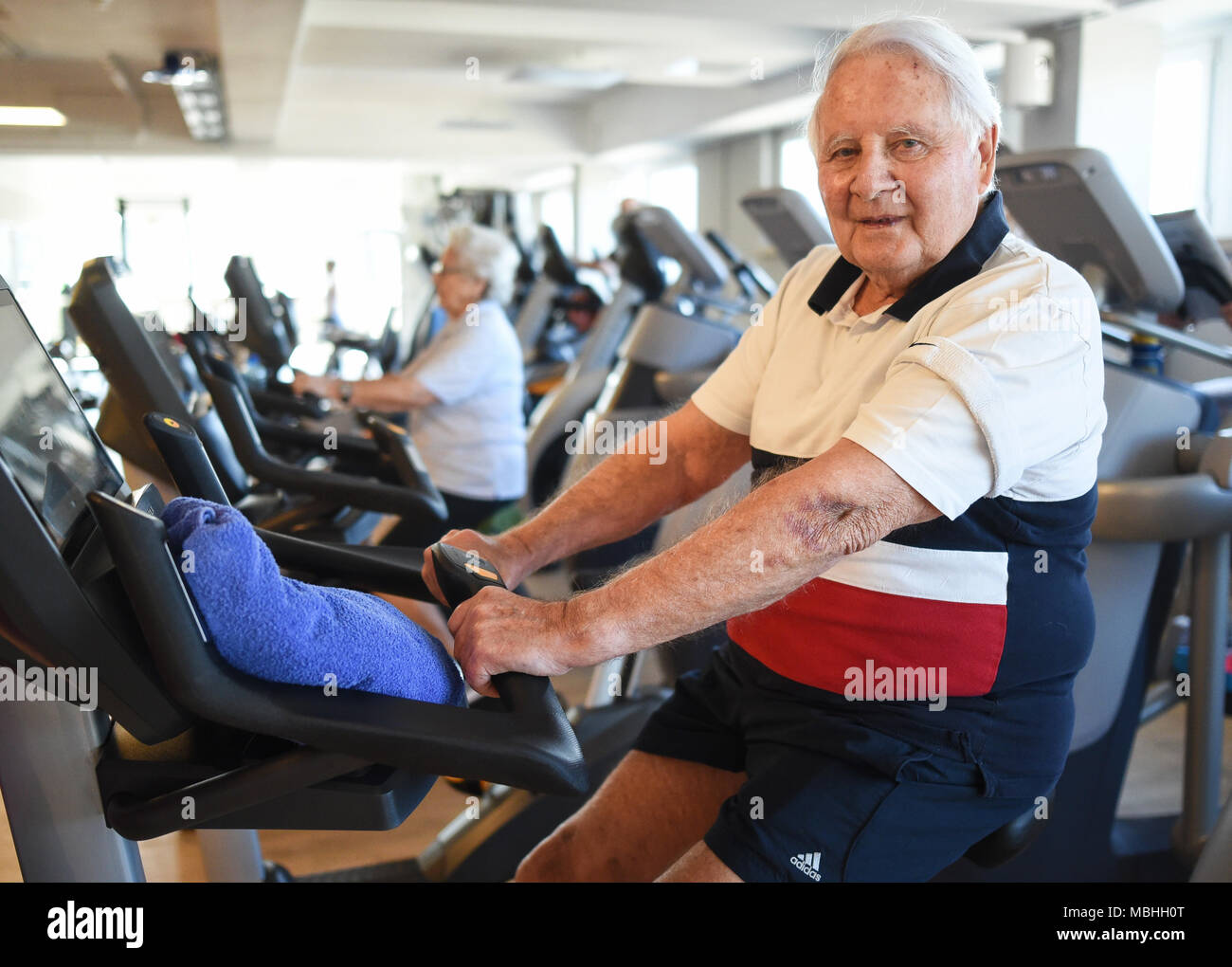 06 April 2018, Germany, Bergisch Gladbach: Helmut, 85 years old, sits on a bicycle ergometer at a gym. Photo: Henning Kaiser/dpa Stock Photo