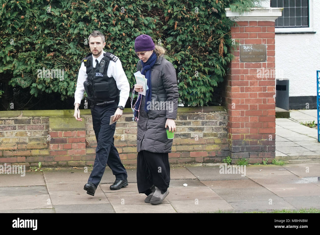 London, UIK. 11th April 2018. Police arrive at the Marie Stopes abortion clinic in Mattock Lane, Ealing, London, after Ealing Council's decision to impose a ban on protests outside the clinic. Photo date: Wednesday, April 11, 2018. Credit: Roger Garfield/Alamy Live News Stock Photo