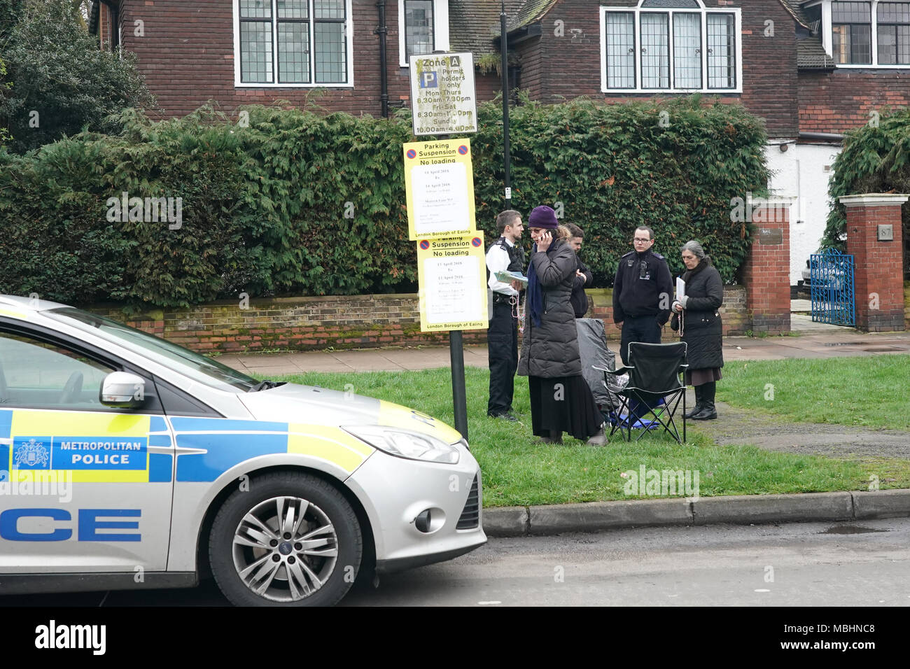 London, UIK. 11th April 2018. Police arrive at the Marie Stopes abortion clinic in Mattock Lane, Ealing, London, after Ealing Council's decision to impose a ban on protests outside the clinic. Photo date: Wednesday, April 11, 2018. Credit: Roger Garfield/Alamy Live News Stock Photo
