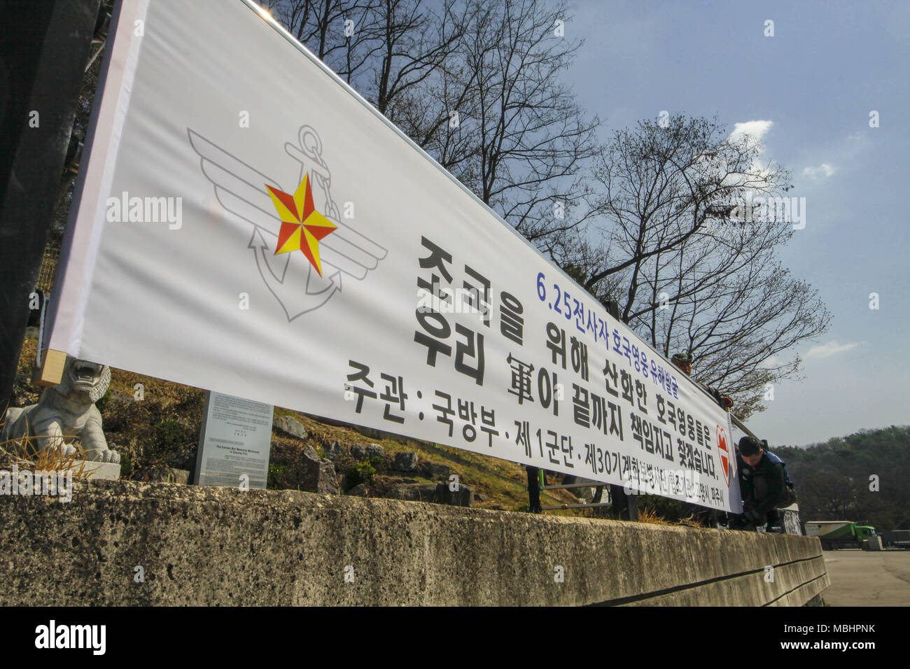 Goyang, GYEONGGI, SOUTH KOREA. 11th Apr, 2018. April 11, 2018-Goyang, South Korea-South Korean Army soldiers hanging banner about Korean war veterans excavation of remains at Philippines Army monument memories in Goyang, South Korea. Banner should read to 'The soldiers will take responsibility for the patriots that died for our country' Credit: Ryu Seung-Il/ZUMA Wire/Alamy Live News Stock Photo