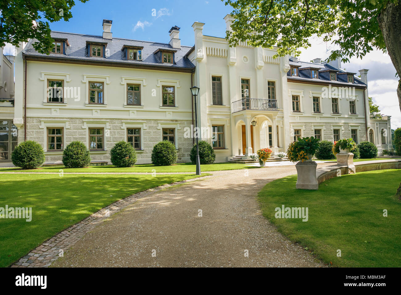 White manor house tower hi-res stock photography and images - Alamy