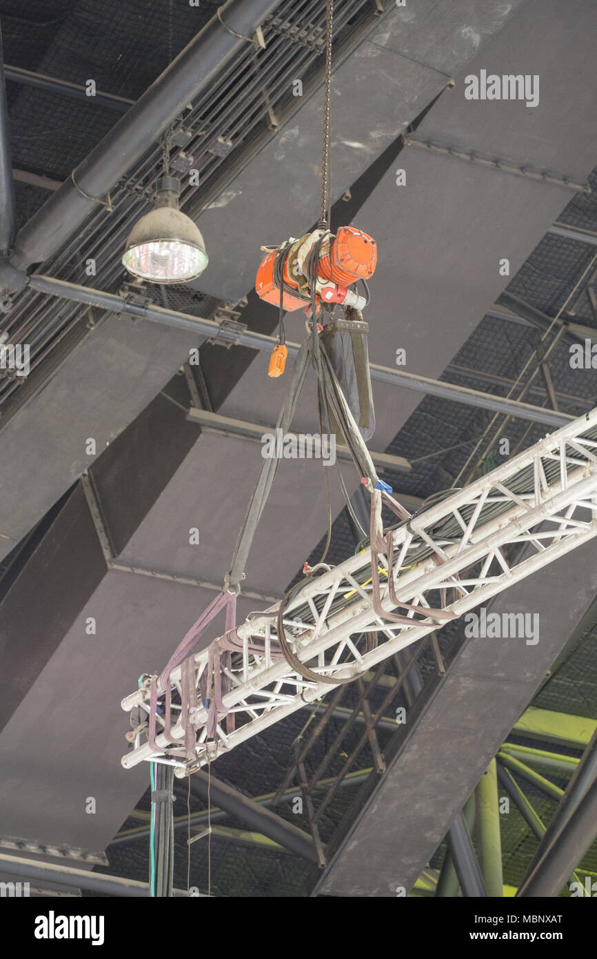 Chain hoist hires stock photography and images Alamy