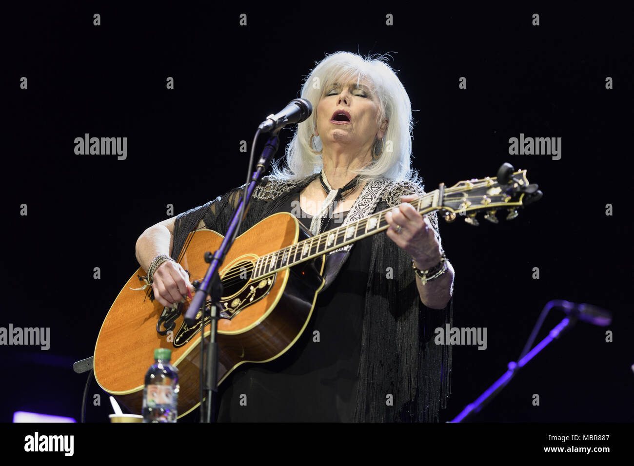 Emmylou harris performing hi-res stock photography and images - Alamy