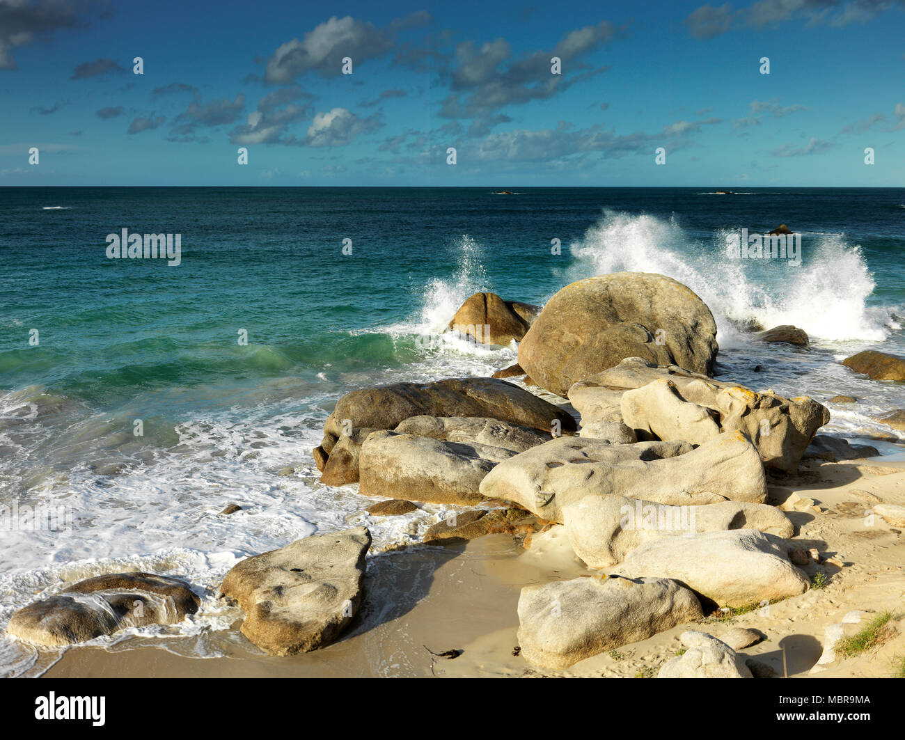 Breaking waves on the beach, granite rocks, Brignogan-Plage ...