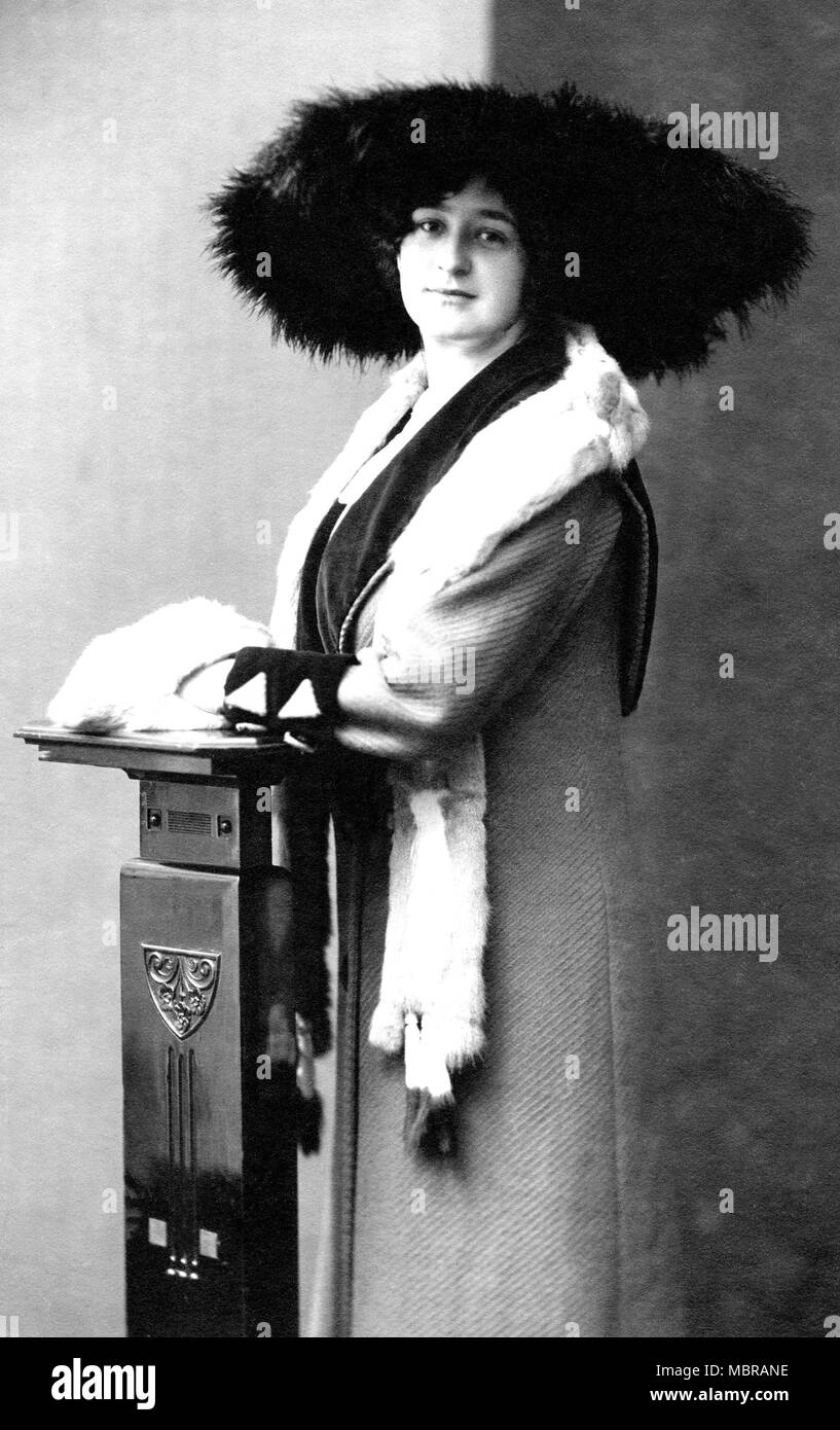 Fashion, woman with hat, coat and fur, 1900s, imperial period, Germany Stock Photo