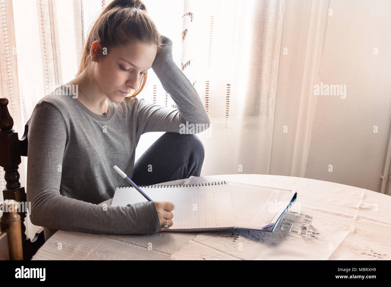 рисунок девочка пишет за столом. учитель делает домашнюю работу поздно вечером. женщина делает домашнюю работу. учитель ночью не спит графика. девочка сидит делает уроки.