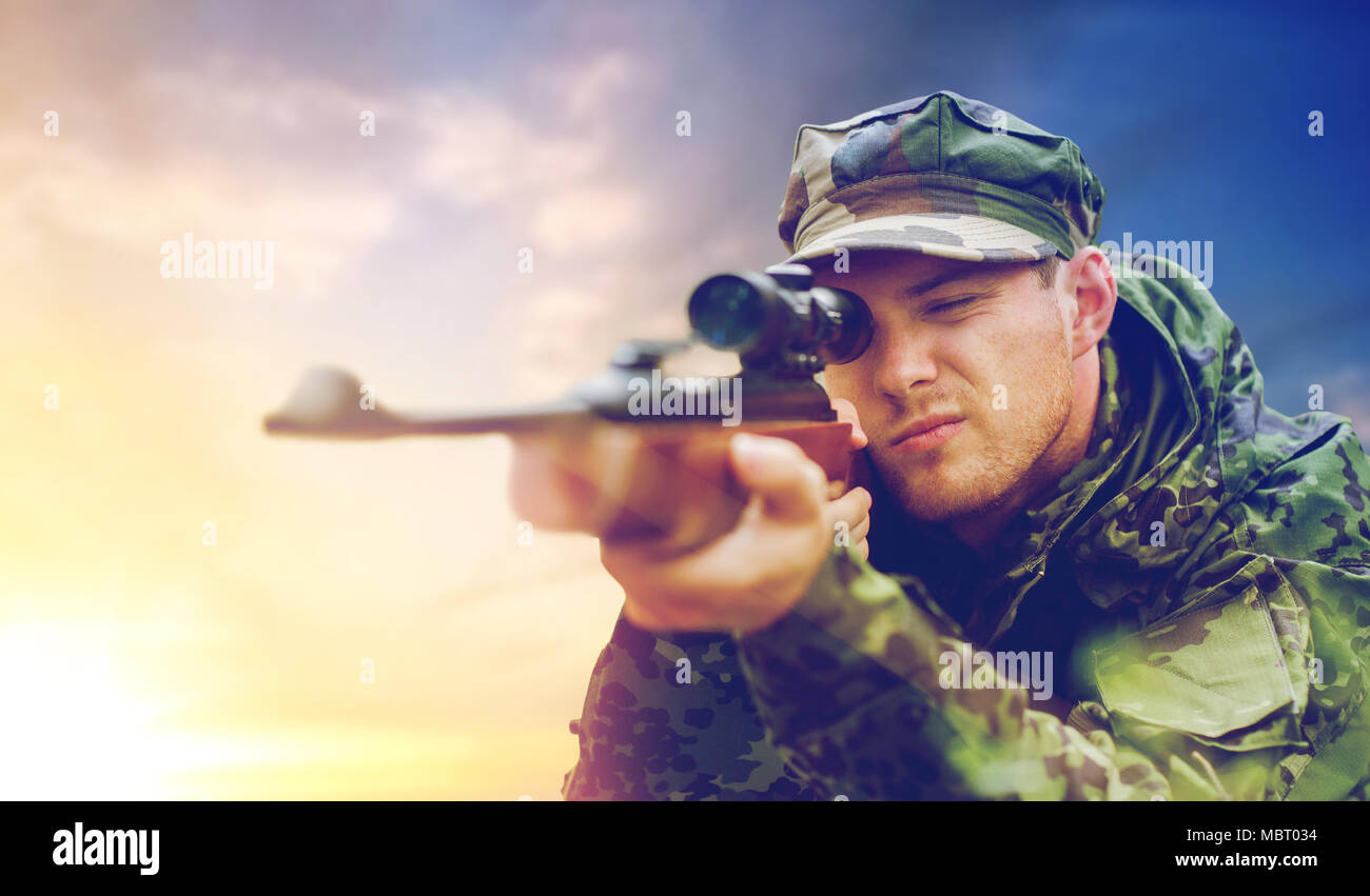 A Camouflaged Sniper Sitting In The Field Aiming Through His Scope Banco de  Imagens Royalty Free, Ilustrações, Imagens e Banco de Imagens. Image  42658603.