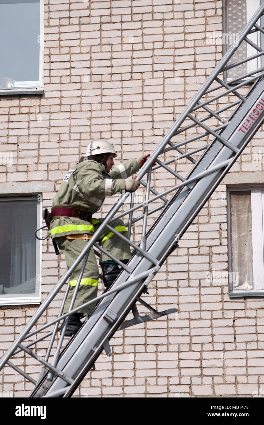Пожарная лестница. Пожарная лестница. Пожарник на лестнице. Пожарный поднимается по лестнице. Омон подниматься на лестницы.