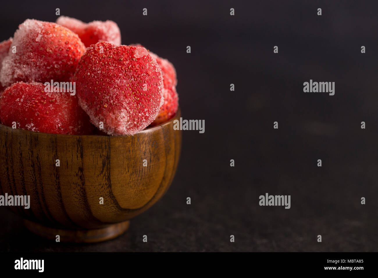 Strawberries in crystal bowl hi-res stock photography and images - Alamy