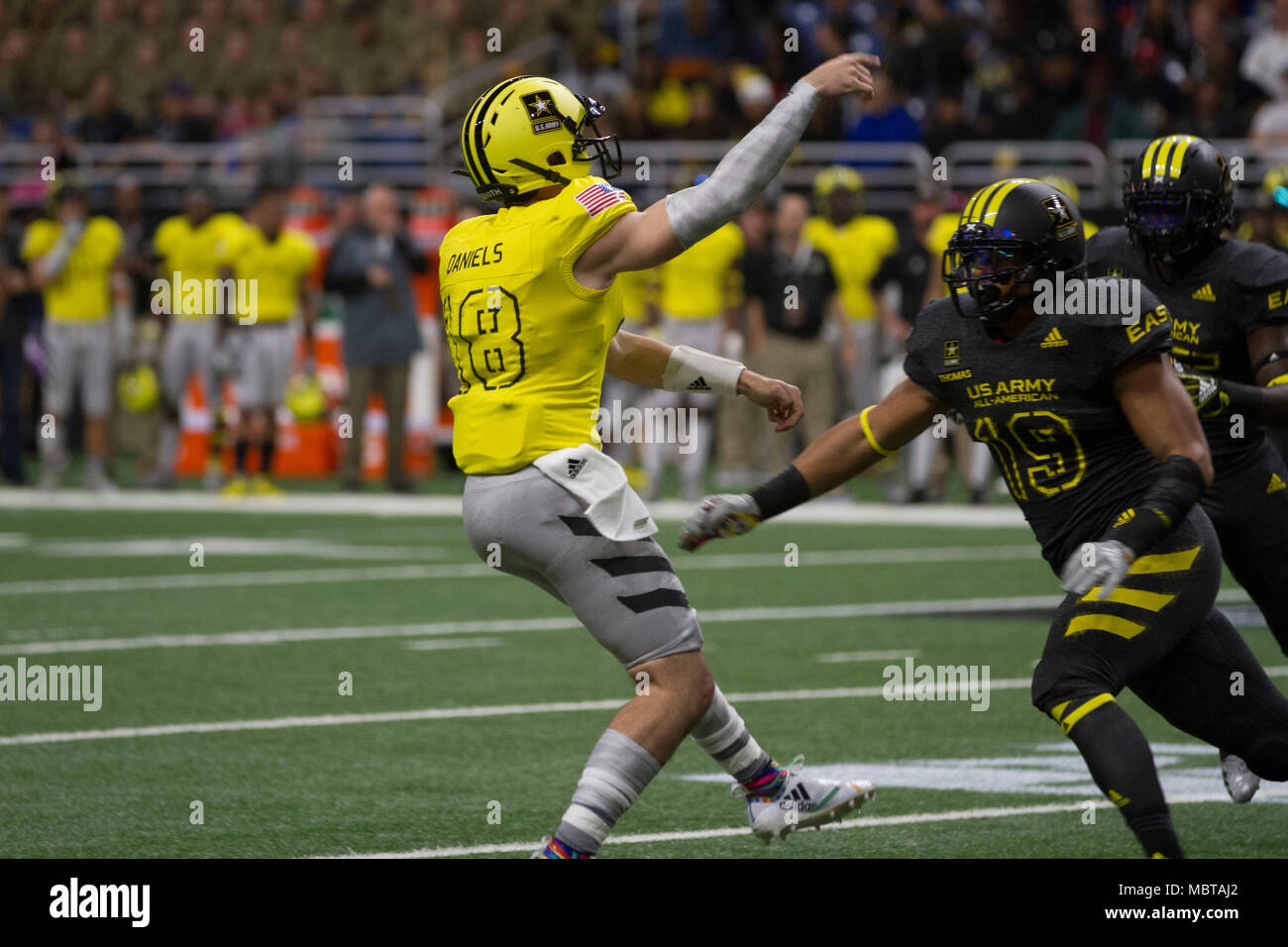 J.T. Daniels, an athlete from Mater Dei High School in Santa Ana, Calif., throws a pass during the U.S. Army All-American Bowl Jan. 6, 2018, in San Antonio, Texas. The All-American Bowl is the nation’s premier high school football game, serving as the preeminent launching pad for America’s future college and National Football League stars. (U.S. Army photo by Sgt. Ian Valley, 345th Public Affairs Detachment/Released) Stock Photo