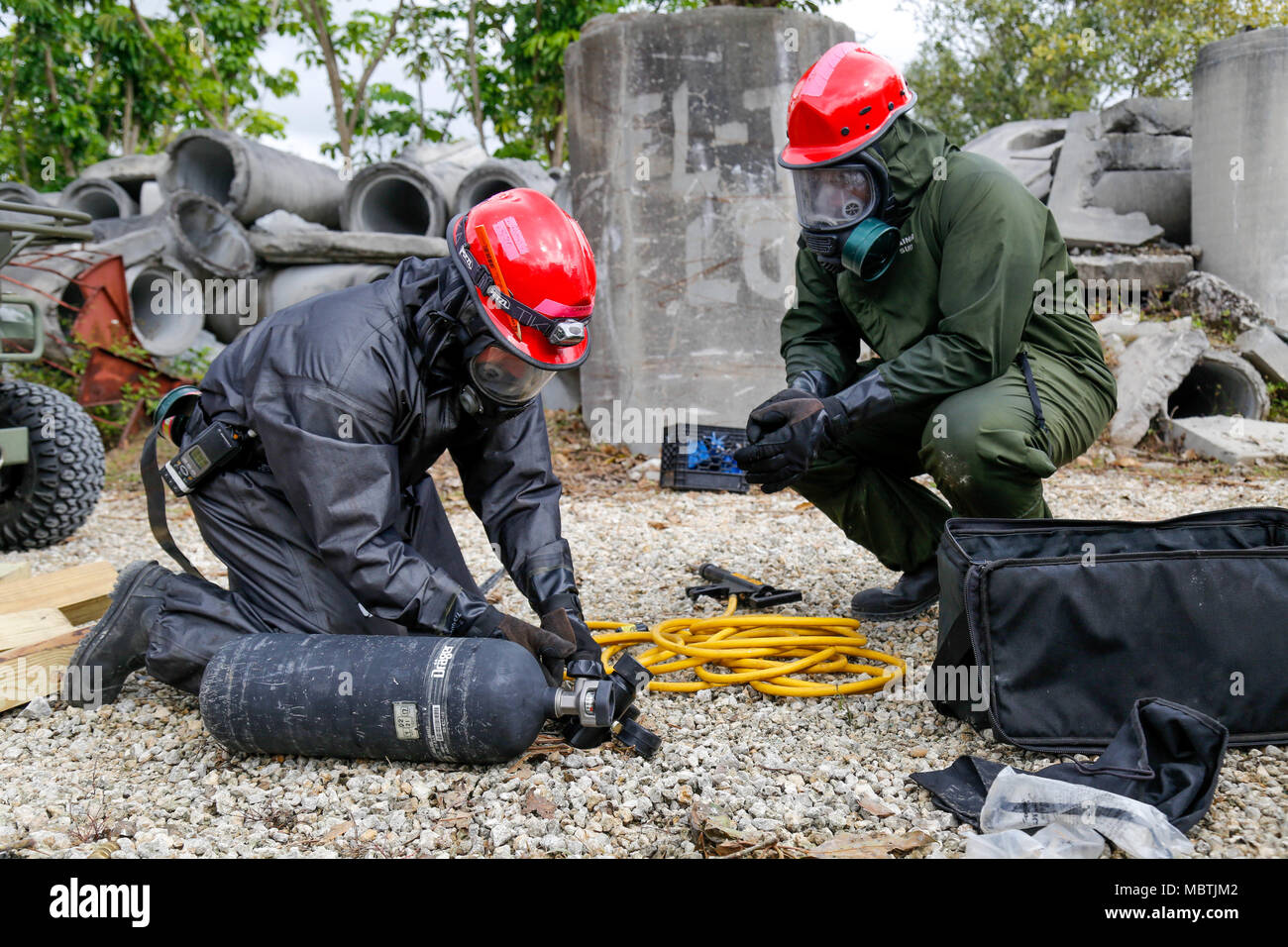 U. S. Army Reserve Soldiers assigned to 424th engineer Company prepares a compressed air tank in a Joint Training Exercise on the Miami-Dade Fire Rescue Urban Search and Rescue Training Site in Miami, Fla. Jan. 10, 2018. This JTE focused on building response capabilities and seamless transition between the local first responders and the follow-on support provided by the National Guard and Active duty soldiers. (U. S. Army Photo by Spc. Andrea Salgado Rivera) Stock Photo