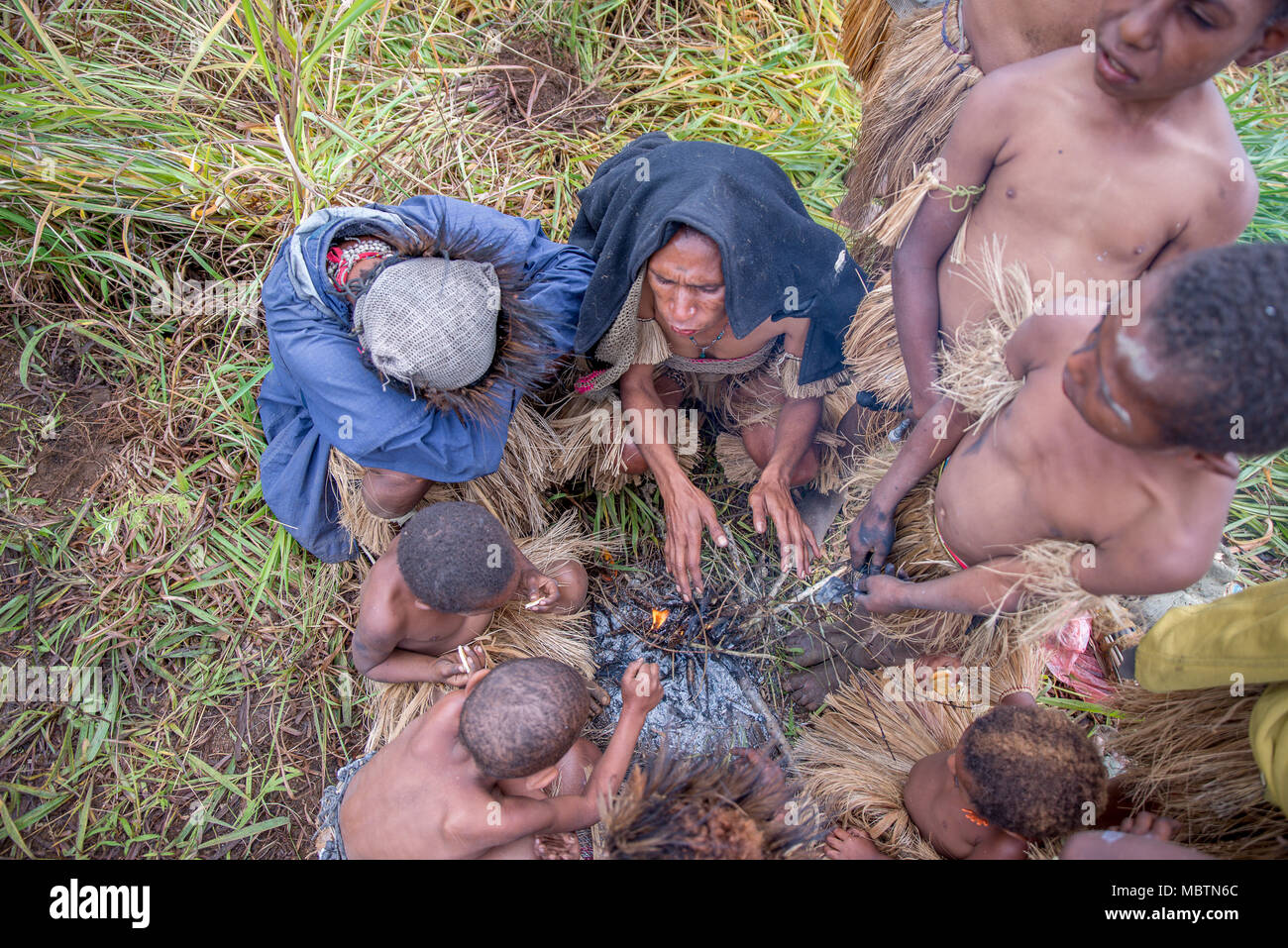 A family of Chimbu people with half-naked traditional costumes, Mount Hagen  Cultural Show, Papua New Guinea Stock Photo - Alamy