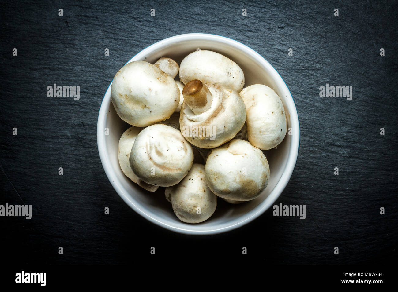 Panier de champignons avec différents types de champignons Photo Stock -  Alamy