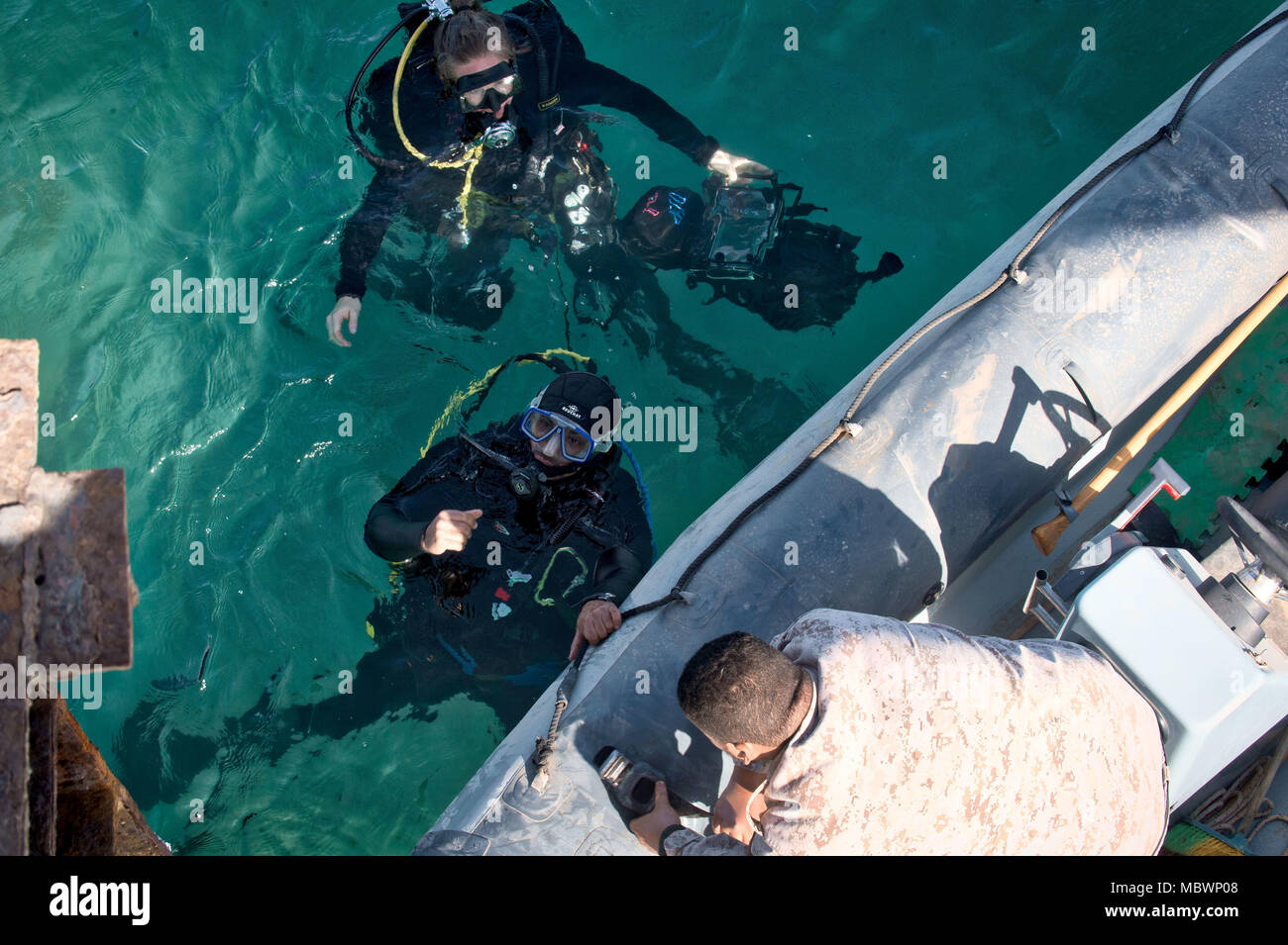 180108-N-XE158-0106 Mohammed Al-Ahmad Naval Base, KUWAIT (Jan. 8, 2018) Explosive Ordnance Disposal Technician 3rd Class Carolyn Willeford, top, assigned to Commander, Task Group 56.1, operates an underwater navigation system during a scuba dive with a Kuwait Naval Force explosive ordnance disposal technician during a training evolution as part of exercise Eager Response 18. Eager Response 18 is a bilateral explosive ordnance disposal military exercise between the State of Kuwait and the United States. The exercise fortifies military-to-military relationships between the Kuwait Naval Force and Stock Photo