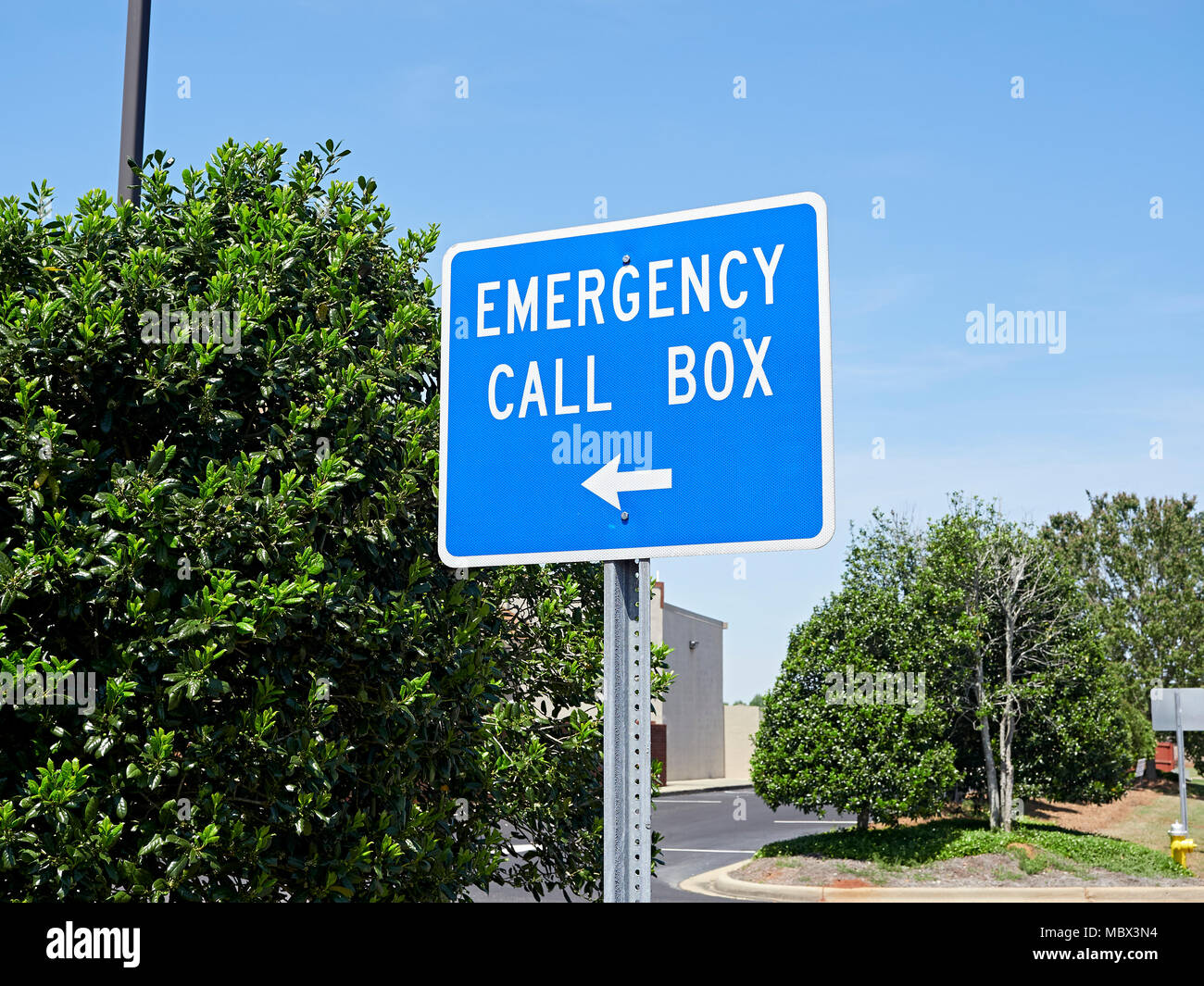 Emergency call box sign pointing in the direction of a communication box that notifies a 911 operator of trouble or an emergency in Alabama USA. Stock Photo