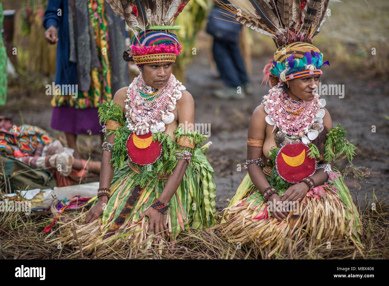 Two women in tratiditional costume, shell necklace and feathers headdress, Mount Hagen Cultural Show, Papua New Guinea Stock Photo