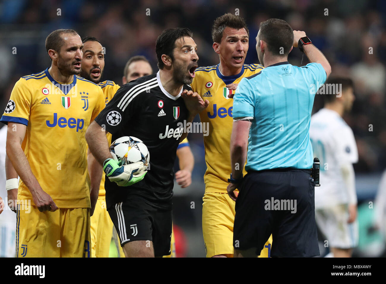 Madrid, Spain. 11th Apr, 2018. GIANLUIGI BUFFON of argues with referee MICHAEL OLIVER after receiving a red card during the UEFA Champions League, quarter final, 2nd leg football match between Real