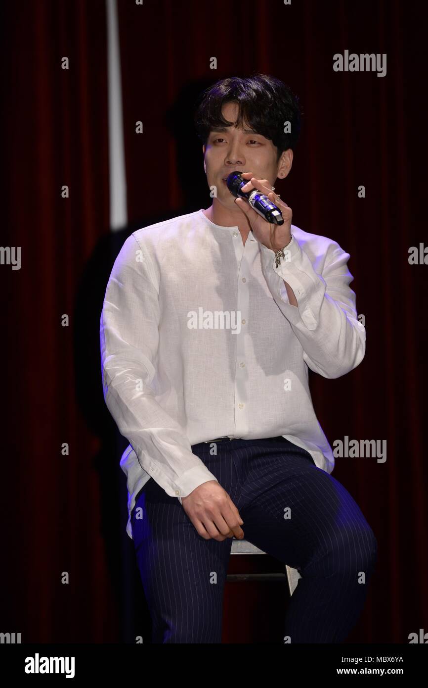 Seoul, Korea. 11th Apr, 2018. Lee Changmin (2AM) held showcase to promote his first solo mini album in Seoul, Korea on 11th April, 2018.(China and Korea Rights Out) Credit: TopPhoto/Alamy Live News Stock Photo