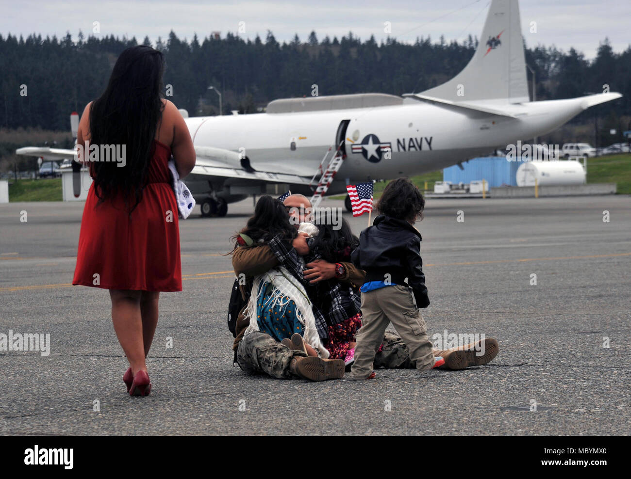 HARBOR, Wash. (April 3, 2018) Sailors assigned to Patrol Squadron (VP) 40 are greeted by friends and family upon returning from deployment to the U.S. 5th, 6th, and 7th Fleets areas of operations. VP-40 is a maritime patrol squadron assigned to Patrol and Reconnaissance Wing 10 and stationed at Naval Air Station Whidbey Island. Stock Photo