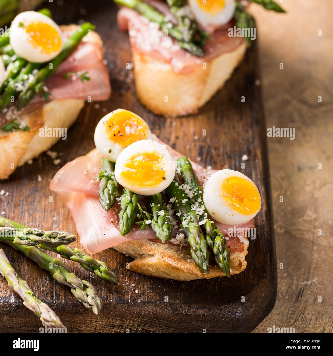 Fresh sendwich with ham, asparagus and quail eggs Stock Photo Alamy
