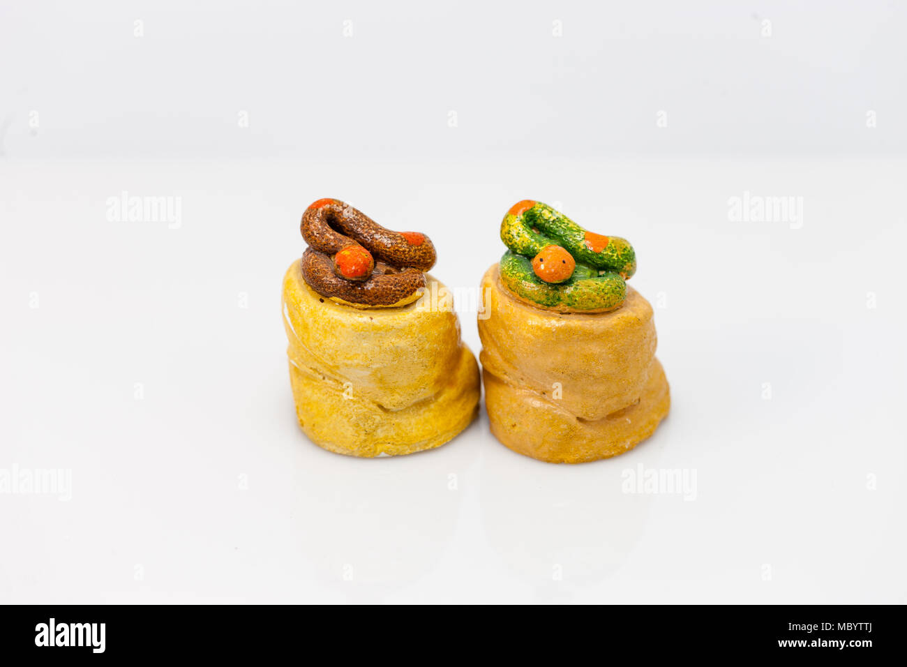 snakes on rocks salt and pepper shakers set Stock Photo Alamy