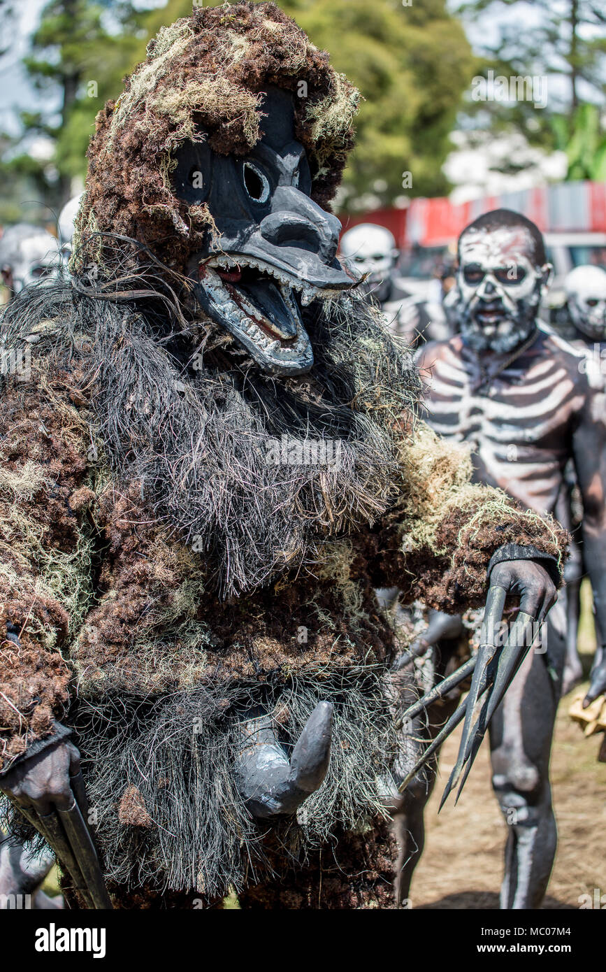 A forest spirit fighting against Omo Masalai skeleton people, Mount Hagen Cultural Show, Papua New Guinea Stock Photo