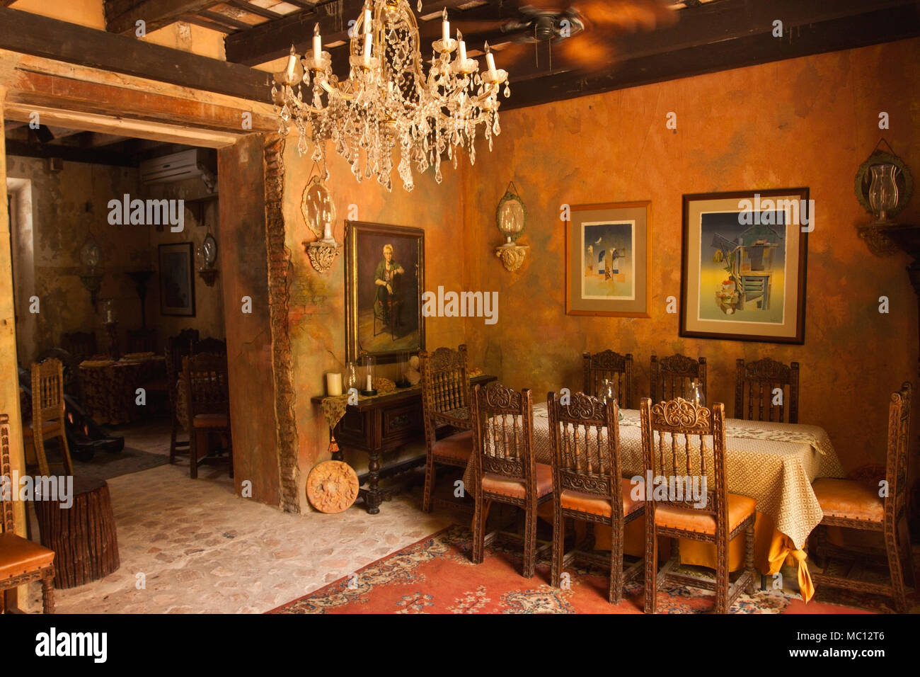 Elegant dining room with Colonial styled architecture with wooden beams on the ceiling and a formal dining table and chairs at the Gallery Inn, Old Sa Stock Photo