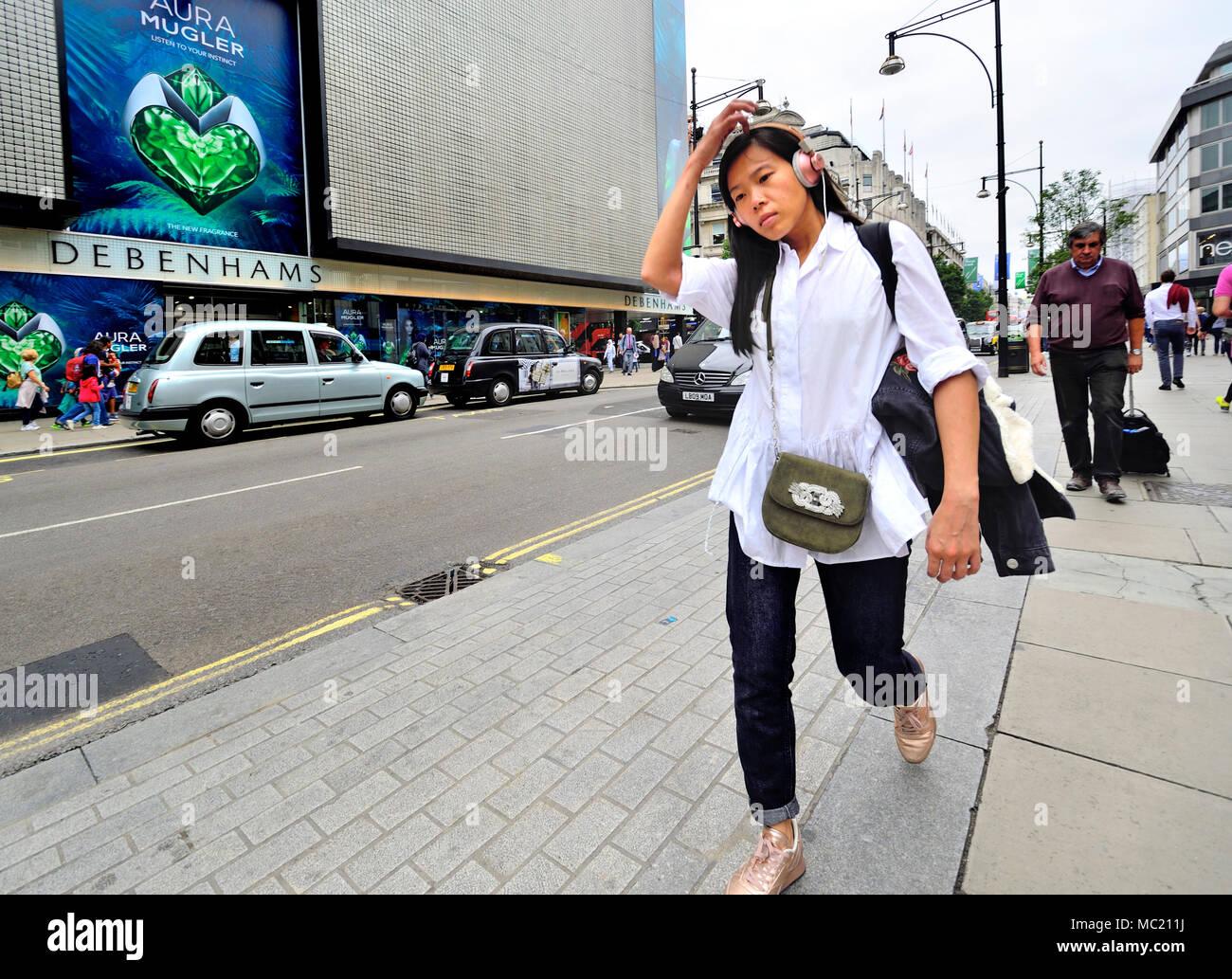 Walking with headphones hires stock photography and images Alamy