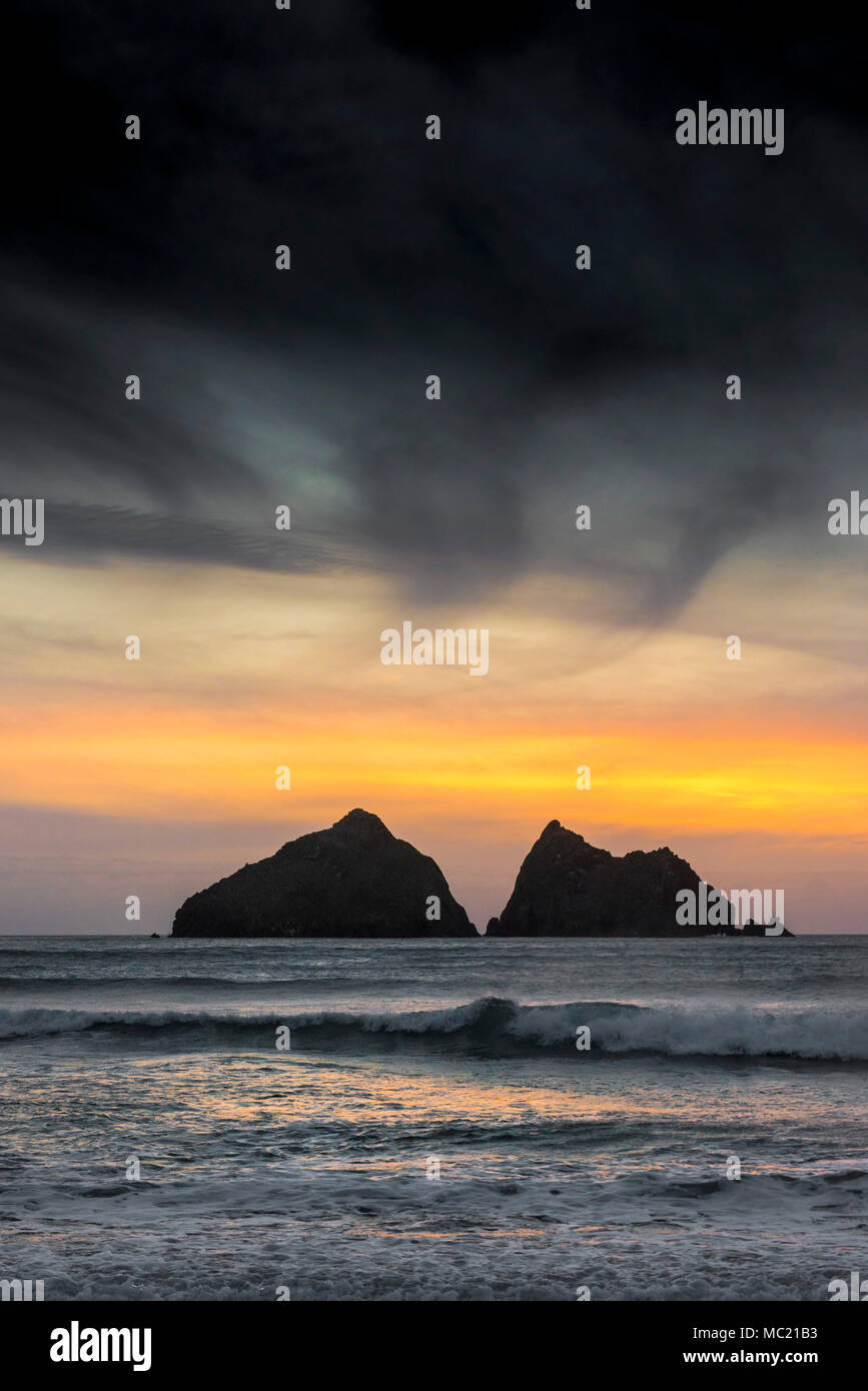 A spectacular sunset over the iconic Carters Rocks at Holywell Bay in Cornwall. Stock Photo