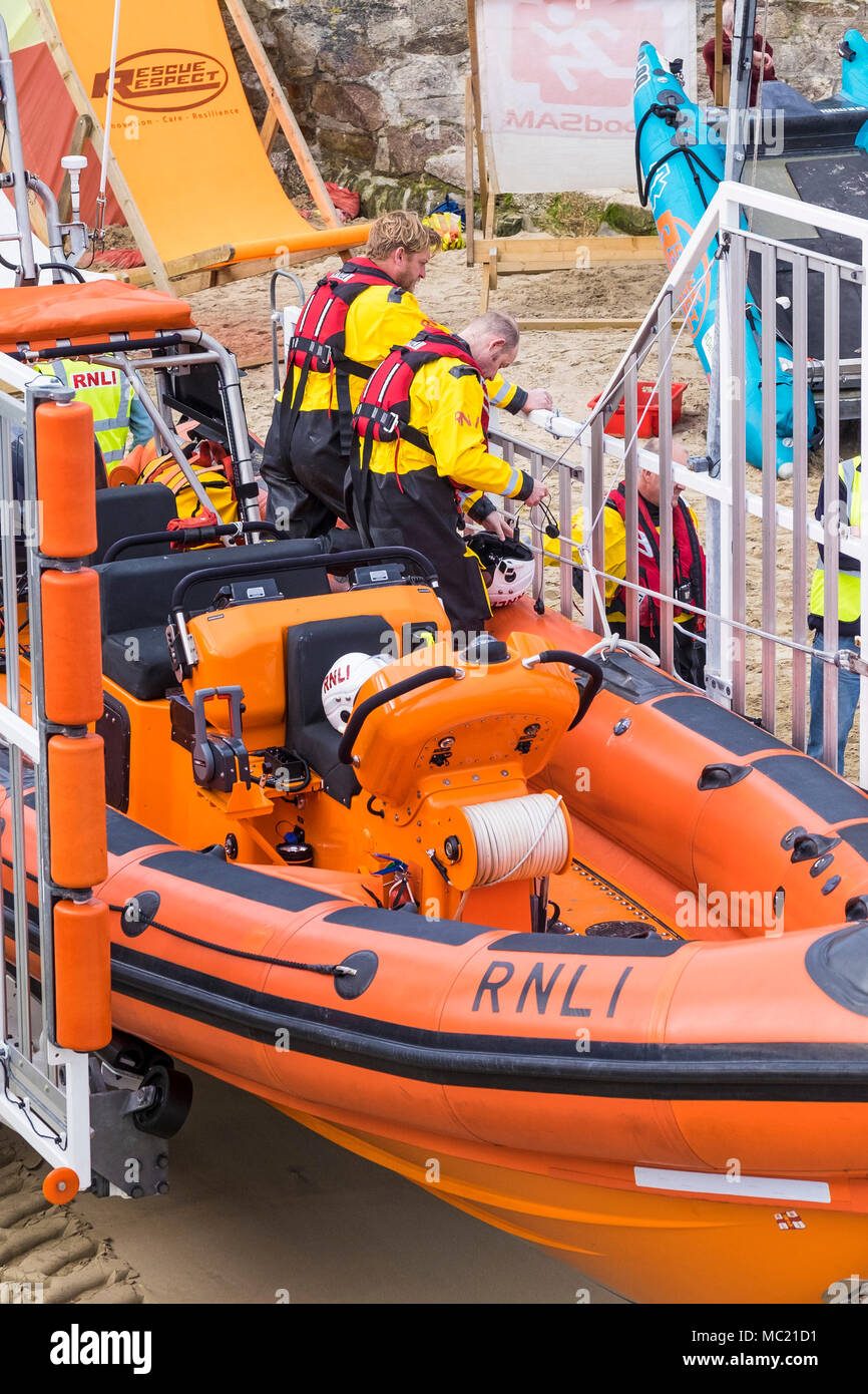 Volunteers of the Newquay RNLI crew preparing their rescue craft for participation in a GMICE (Good Medicine in Challenging Environments) major incide Stock Photo
