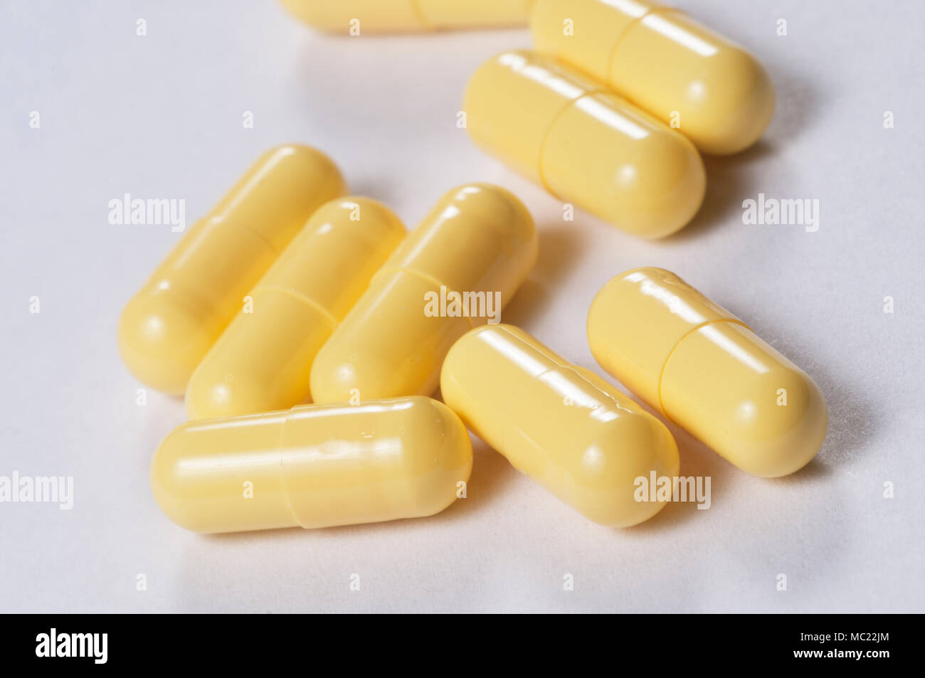 Антибиотик мочеполовая. Желтые капсулы. Антибиотик желтые капсулы. Антибиотик в капсулах желтого цвета. Антибиотики желтые капсулы название.