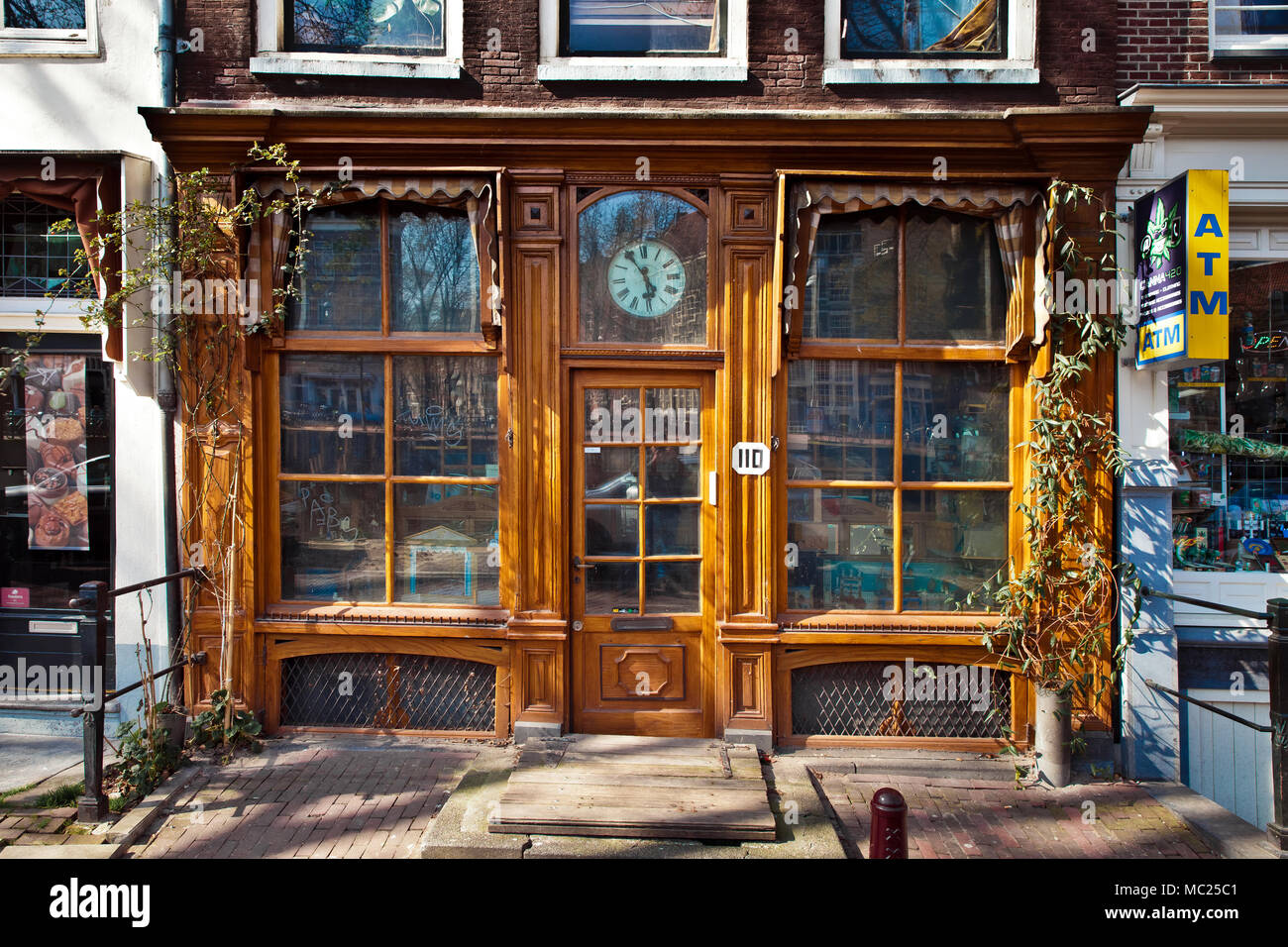 Decoratief Gemakkelijk US dollar Vintage street cafe in Amsterdam city, Holland Stock Photo - Alamy
