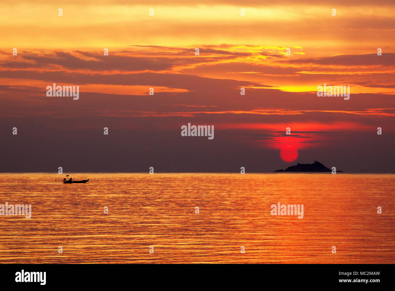 Sunset sea boat romantic hi-res stock photography and images - Alamy
