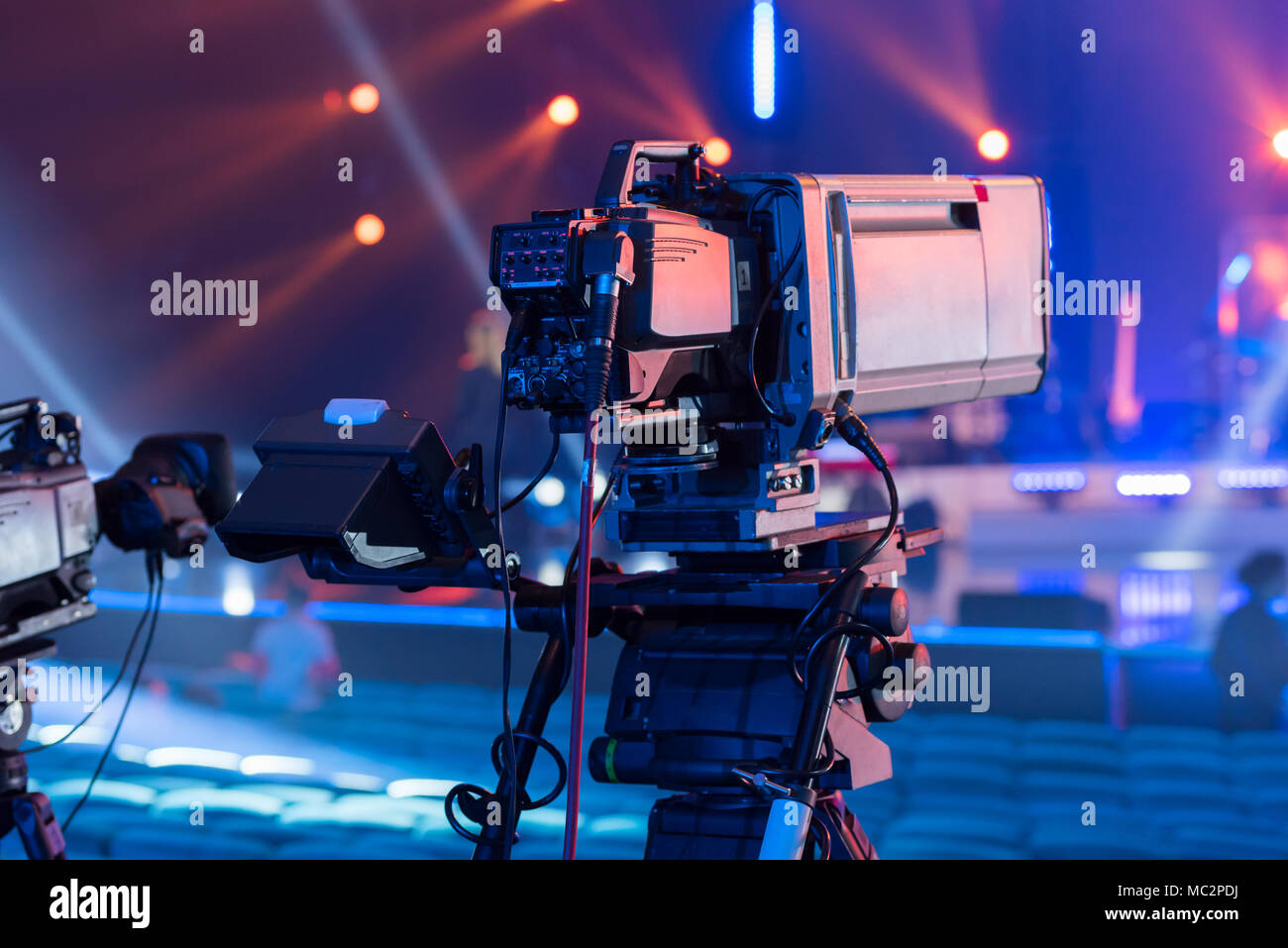 Professional tv camera hires stock photography and images Alamy