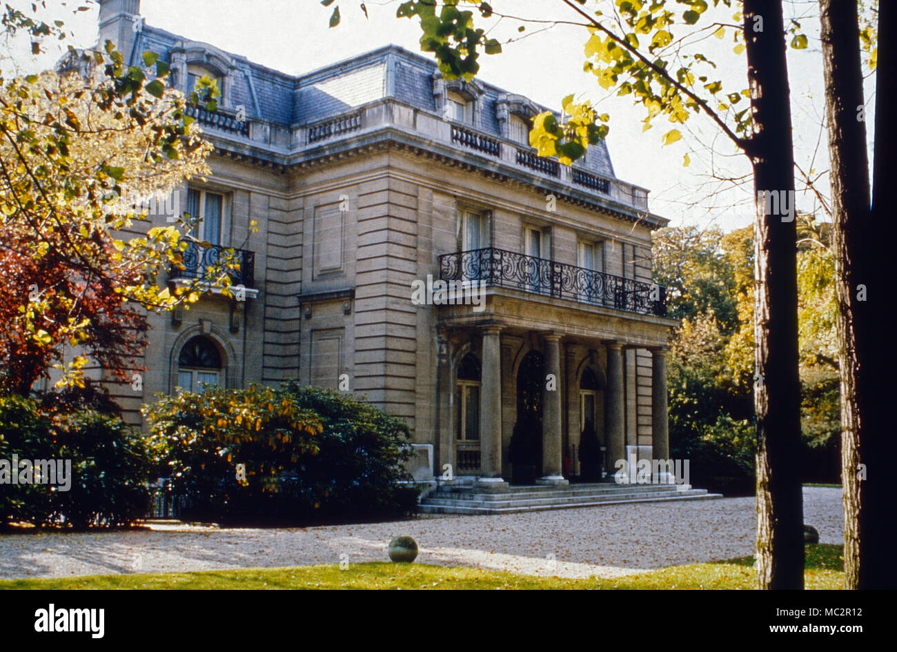 Das Haus der Herzogin von Windsor, Wallis Simpson, im Bois de Boulogne bei Paris, Frankreich 1974. The mansion of Wallis Simpson, Duchess of Windsor, at Bois de Boulogne near Paris, France 1974. Stock Photo
