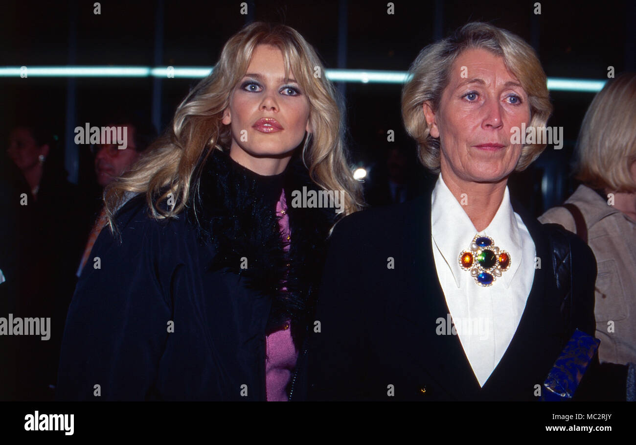 Model Claudia Schiffer mit Mutter Gudrun, Deutschland 1991. German model Claudia Schiffer wirth her mother Gudrun, Germany 1991. Stock Photo