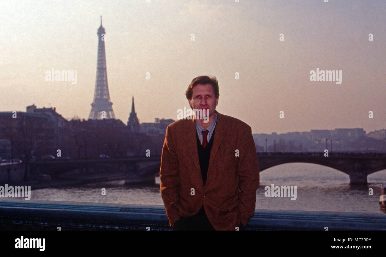 Journalist Ulrich Wickert auf einer Seinebrücke mit dem Eiffelturm im Hintergrund als Leiter des WDR Studios in Paris, Frankreich 1991. German journalist Ulrich Wickert on a bridge over river Seine with Eiffel tower in the background as editor in chief of WDR Paris studio, France 1991. Stock Photo