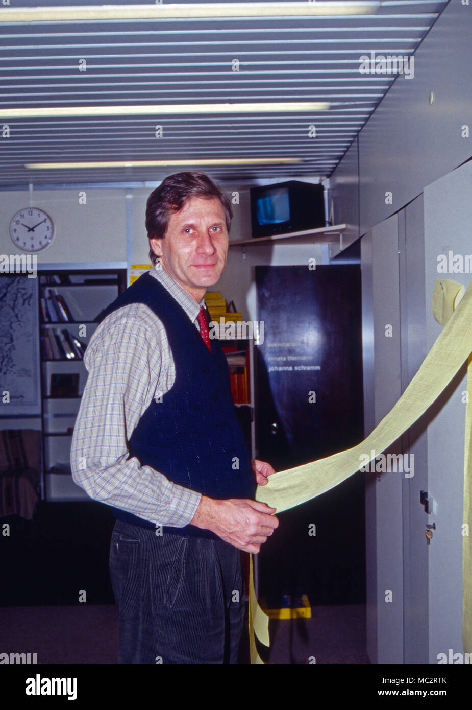 Journalist Ulrich Wickert als Leiter des WDR Studios in Paris, Frankreich  1991. German journalist Ulrich Wickert as editor in chief of WDR Paris  studio, France 1991 Stock Photo - Alamy