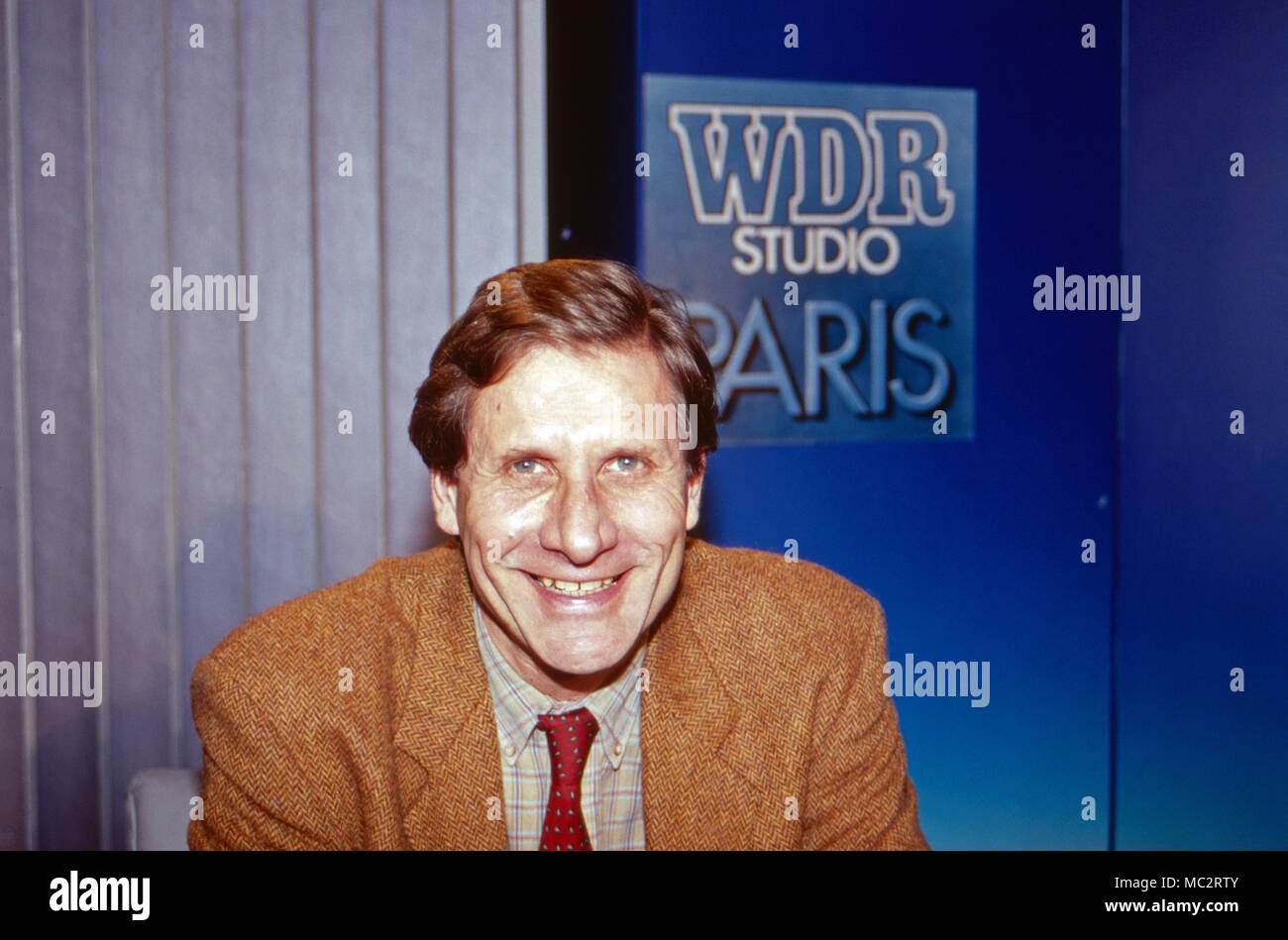 Journalist Ulrich Wickert als Leiter des WDR Studios in Paris, Frankreich 1991. German journalist Ulrich Wickert as editor in chief of WDR Paris studio, France 1991. Stock Photo