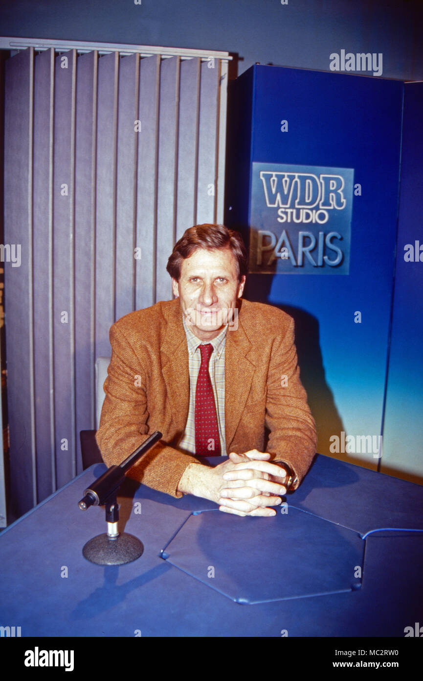 Journalist Ulrich Wickert als Leiter des WDR Studios in Paris, Frankreich 1991. German journalist Ulrich Wickert as editor in chief of WDR Paris studio, France 1991. Stock Photo