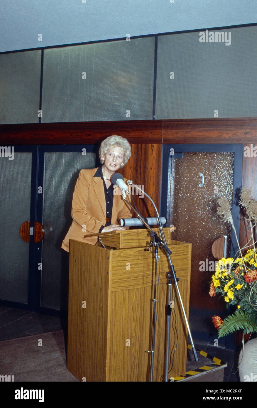 Annermarie Renger, Vizepräsidentin des Deutschen Bundestags, am Rednerpult, Deutschland 1982. Vice President of German parliament, Annemarie Renger, at the speaker's desk, Germany 1982. Stock Photo