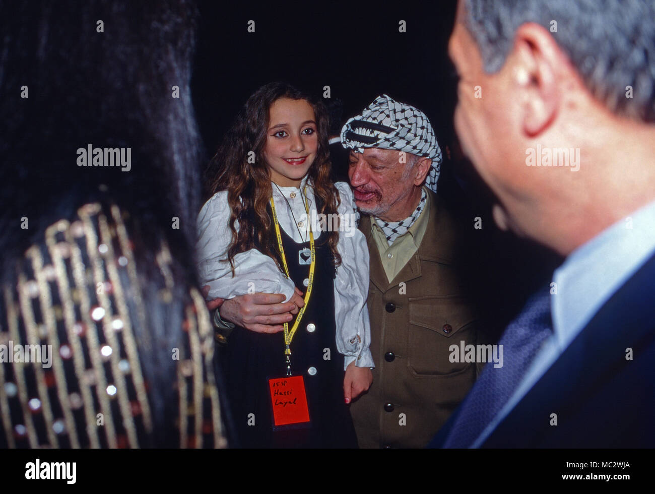 Palästinenserführer Jassir Arafat und die Kleine Hassi Layal in Bonn, Deutschland 1997. PLO leader Yasser Arafat with the littly Hassi Layal at Bonn, Germany 1997. Stock Photo