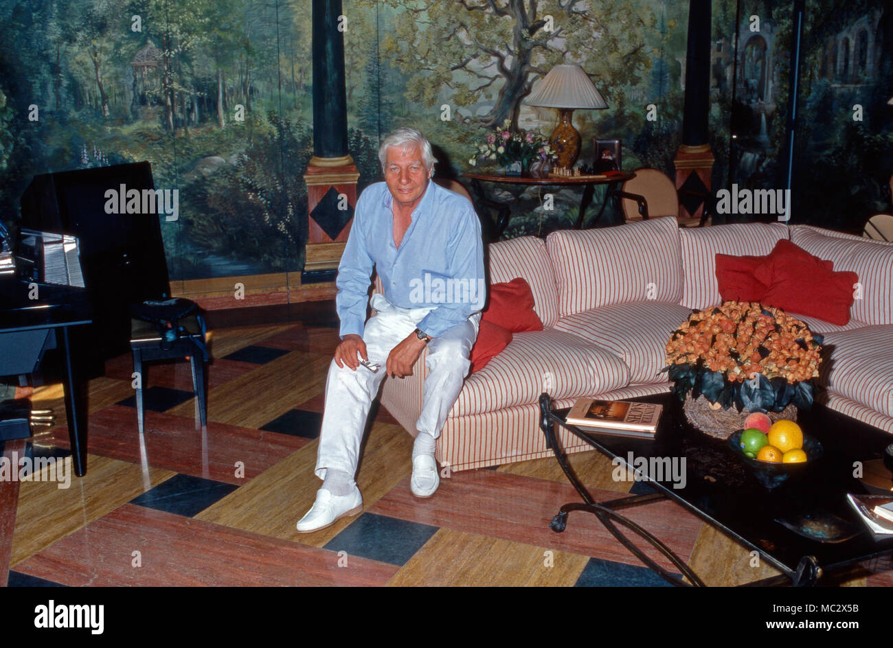 Gunter Sachs im Wohnzimmer seines Hauses. Gunter Sachs at the living room of his home. Stock Photo