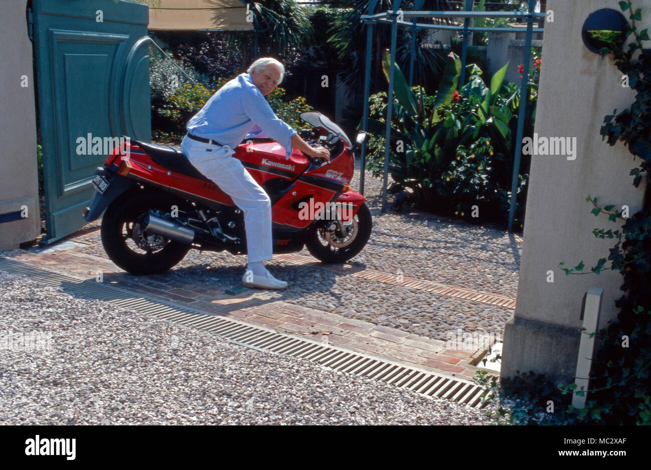 Gunter Sachs auf seinem Kawasaki Motorrad. Gunter Sachs on a Kawaski motor bike. Stock Photo