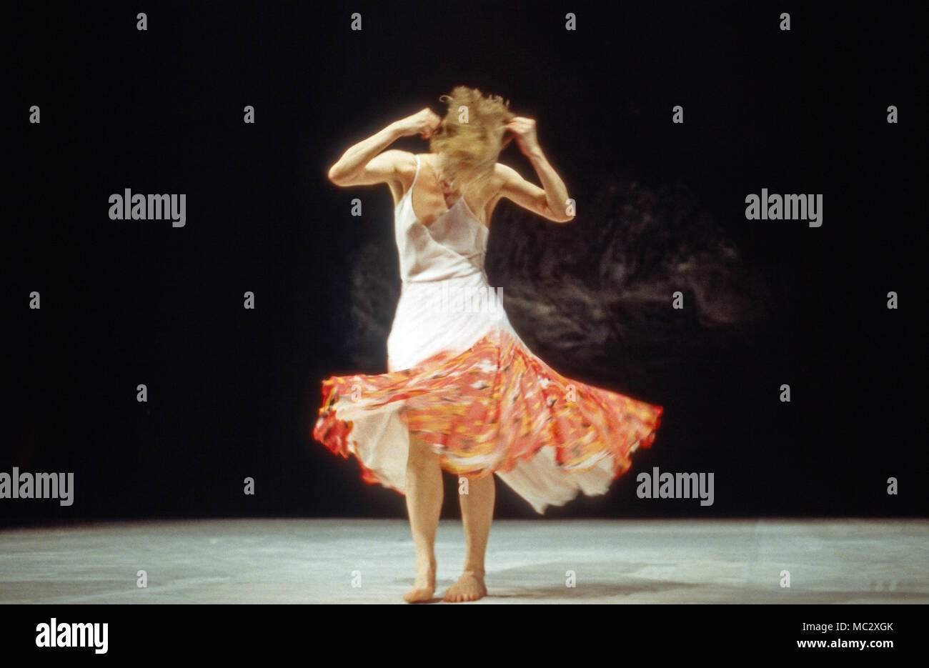 Aufführung des Tanzensembles von Pina Bausch in Wuppertal, Deutschland  1999. Dance performance of Pina Bausch company at Wuppertal, Germany 1999  Stock Photo - Alamy