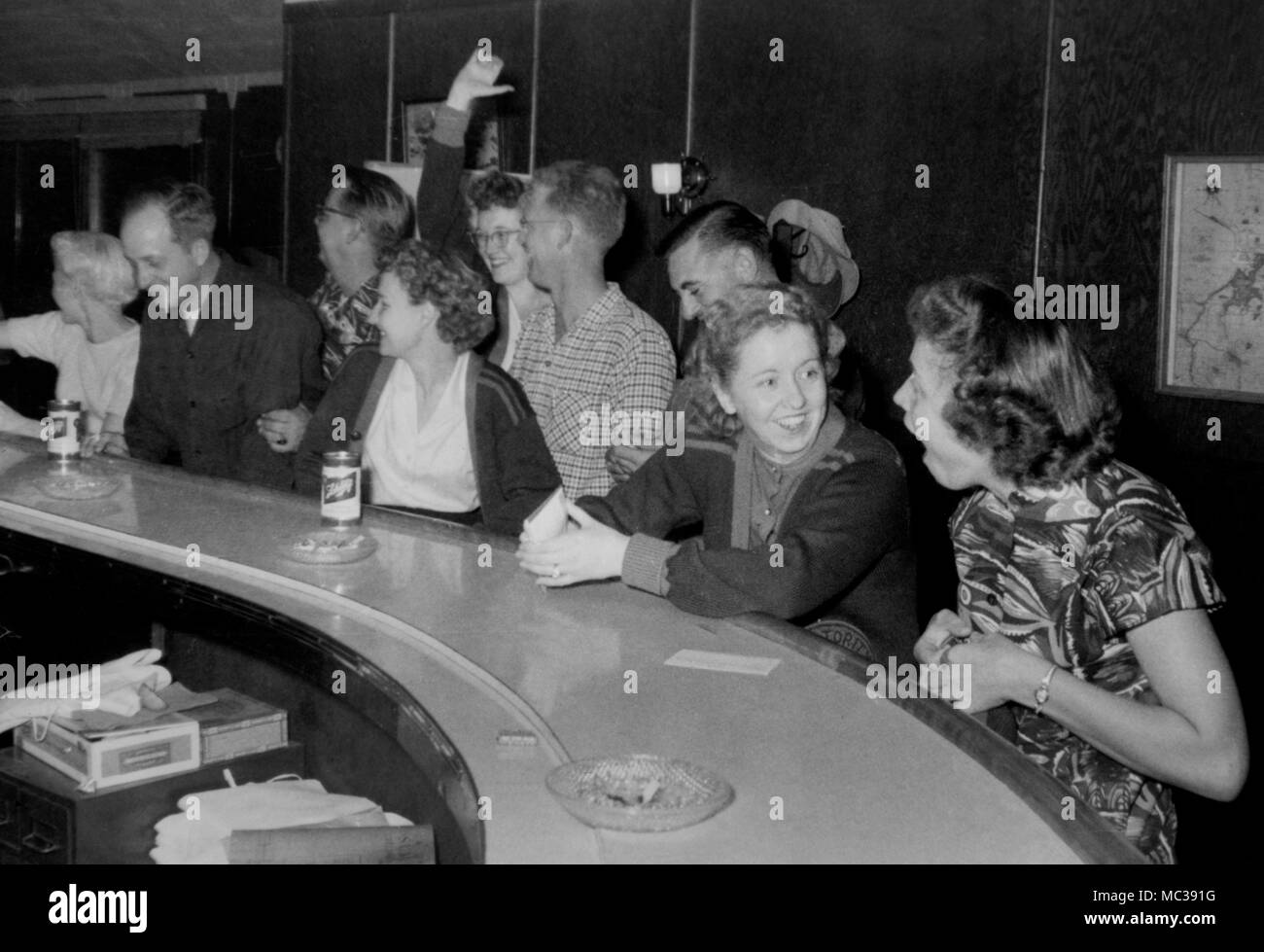 A crowd at a Chicago bar, ca. 1955. Stock Photo