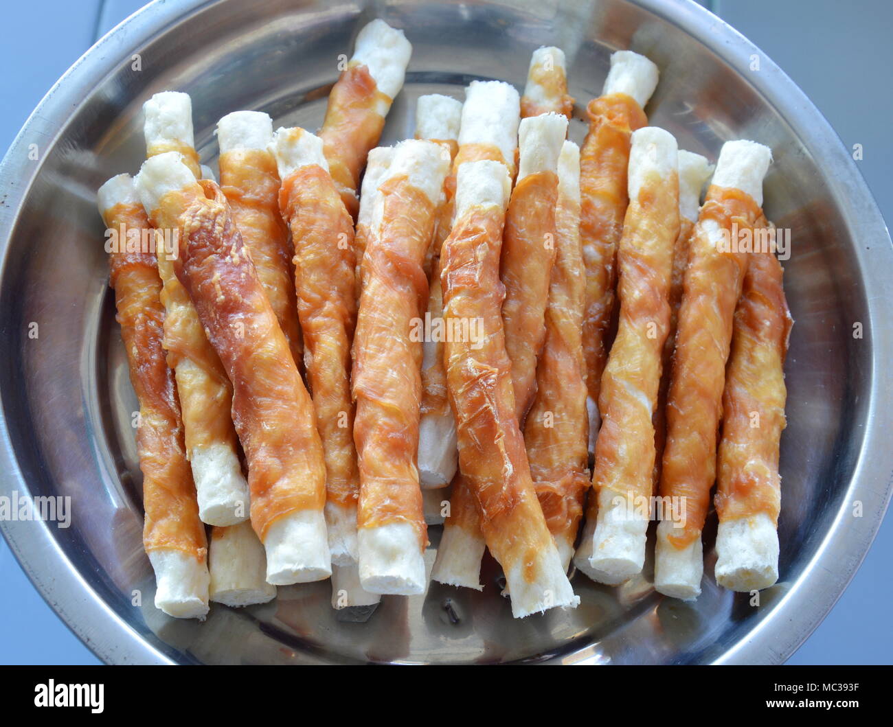 crunchy stick roll dry chicken dog snack on weighing scale for sale