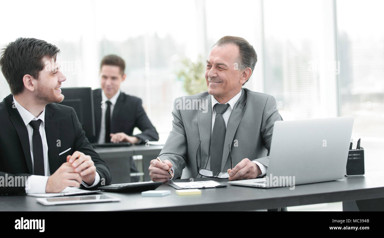 Employees working in team hi-res stock photography and images - Alamy